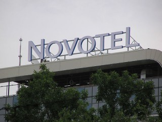 Надк­рыш­ная рек­ламная ус­та­нов­ка, ло­готип NovoteL