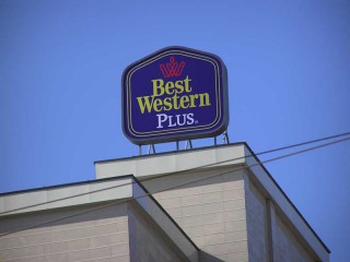 Надкрышная рекламная установка БЭКЛИТ, логотип BEST WESTERN PLUS