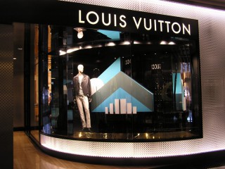 Ус­та­нов­ка инс­тал­ля­ций в вит­ри­ны ма­гази­на Lo­uis Vu­it­ton