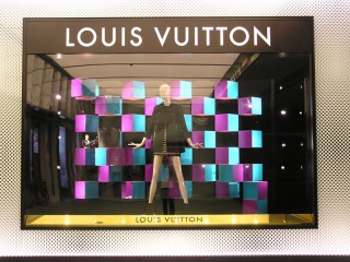 Ус­та­нов­ка инс­тал­ля­ций в вит­ри­ны ма­гази­на Lo­uis Vu­it­ton