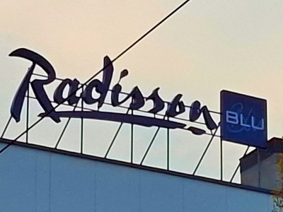 Надкрышная рекламная установка, логотип Radisson Blu