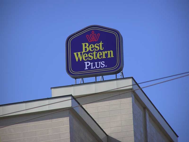 Надкрышная рекламная установка Best Western