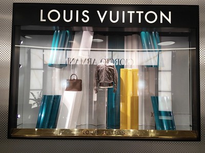 Ус­та­нов­ка инс­тал­ля­ций в вит­ри­ны ма­гази­на Lo­uis Vu­it­ton - июнь 2015 г.